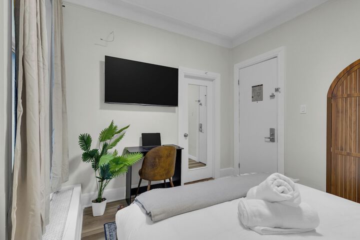 Room 8 of 174