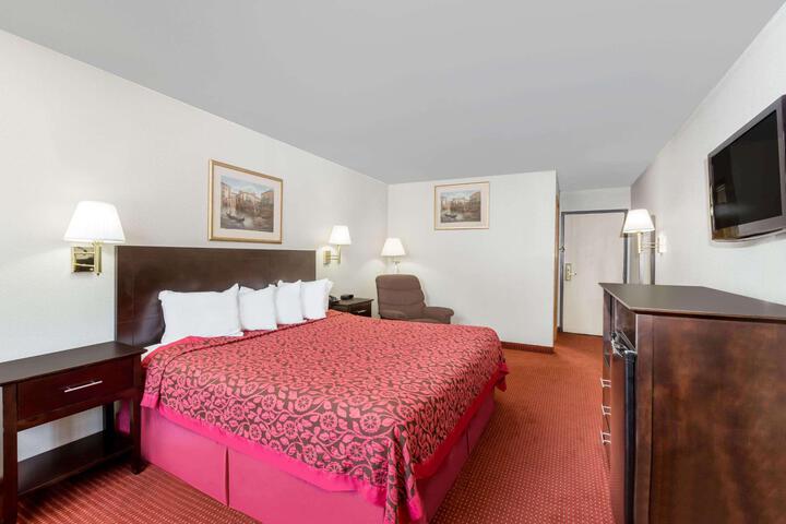 1 King Bed (4 of 9)