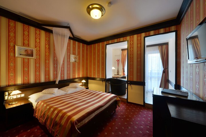Room 8 of 145