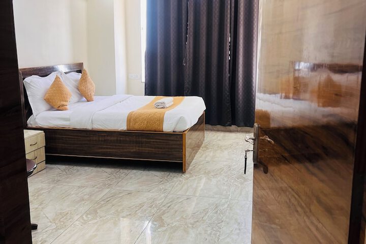 Room 3 of 8
