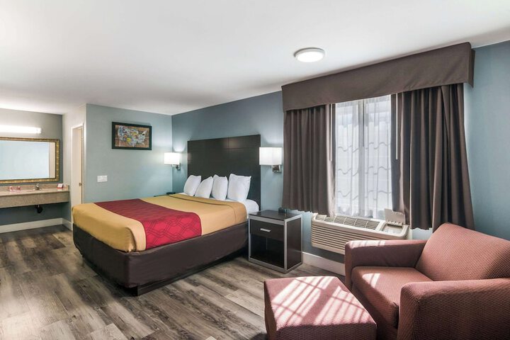 1 King Bed Accessible (3 of 8)