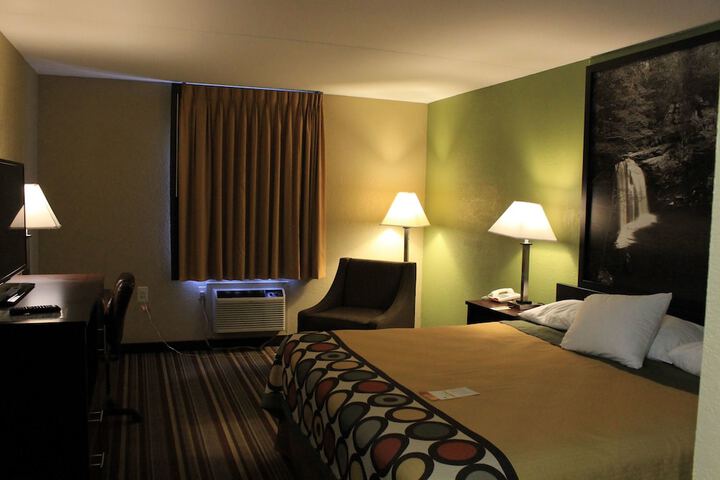 1 King Bed (8 of 9)