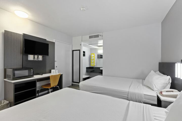 Deluxe Room 2 Double Beds Refrigerator (5 of 12)