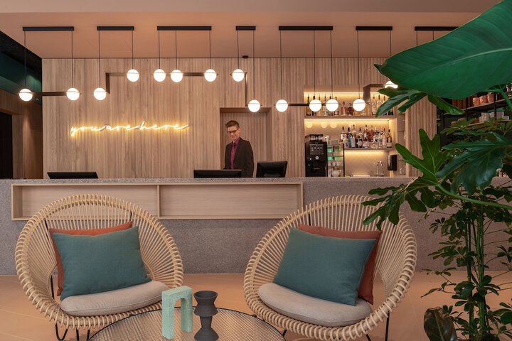 Lobby lounge