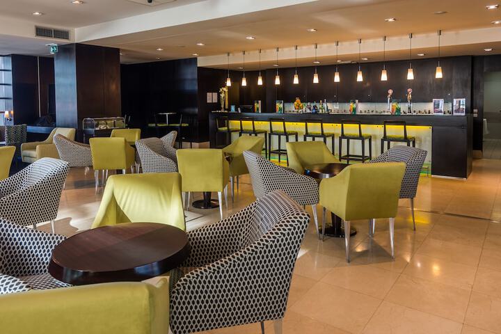 Lounge 92 of 126