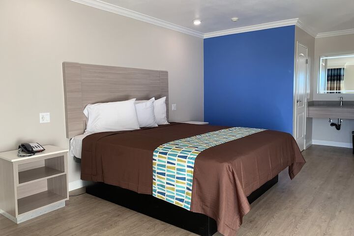 Comfort Room 1 King Bed (23 of 24)