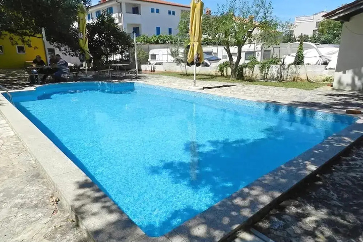 Pool 11 of 15
