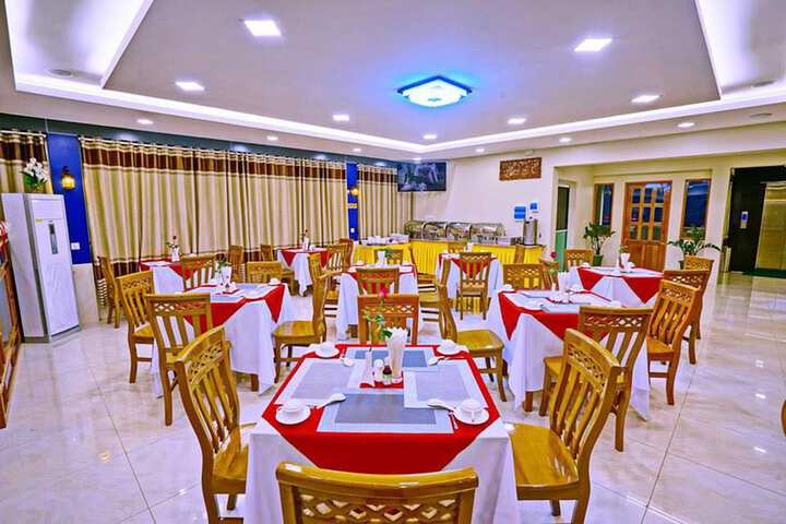 Dining 33 of 45