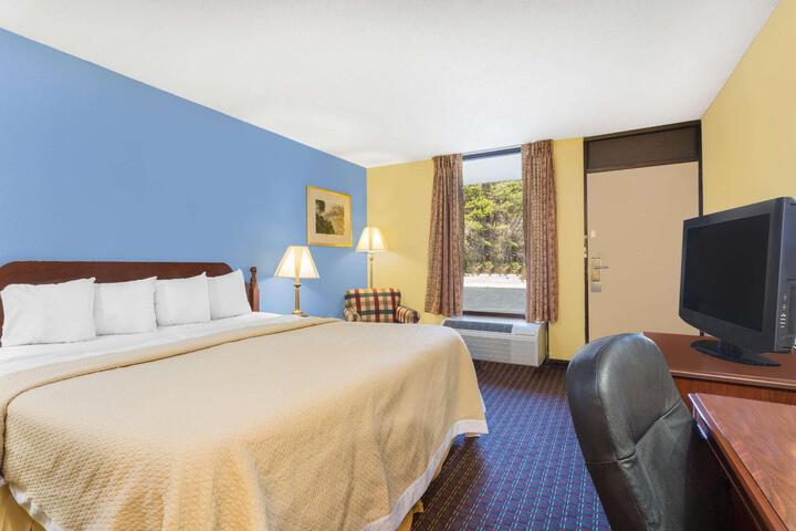 1 King Bed (2 of 7)