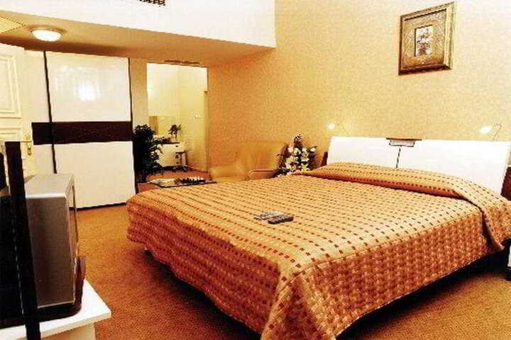 Room 6 of 8