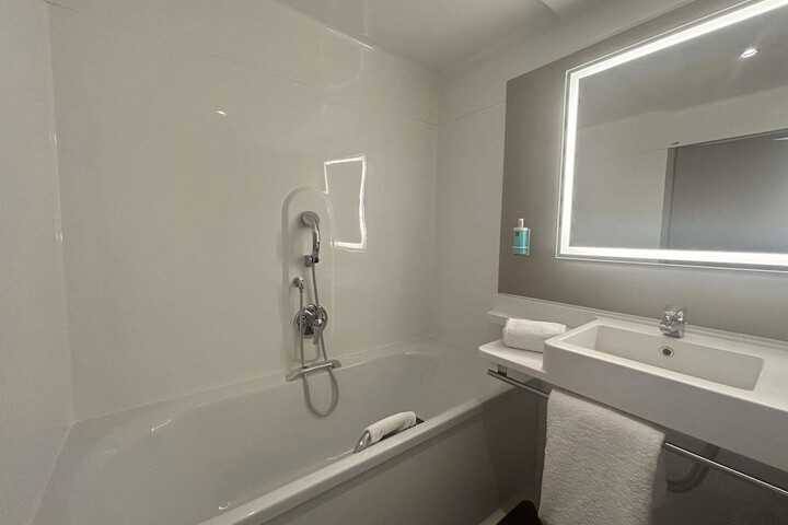 Room 34 of 111