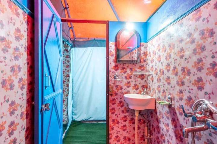 Room 10 of 12