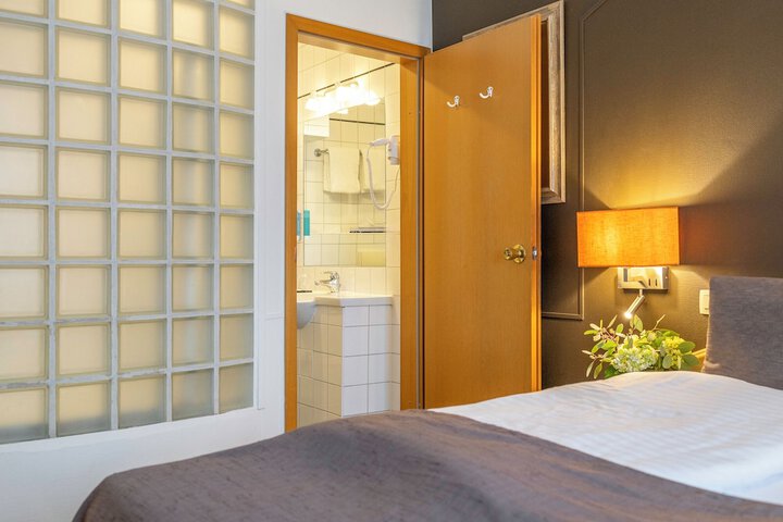Room 16 of 94