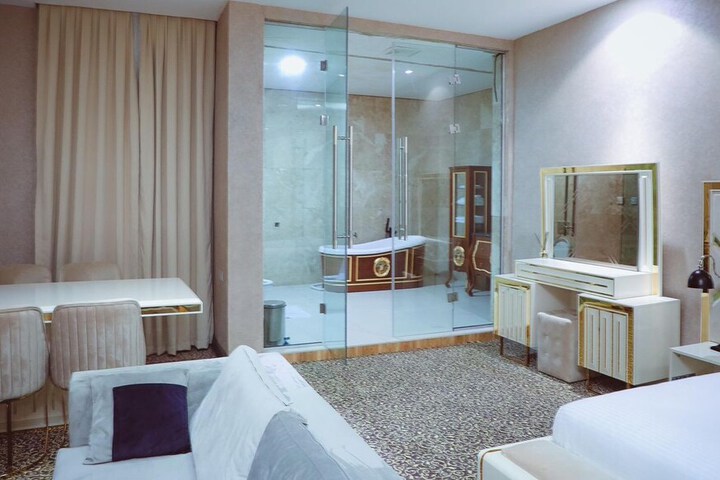 Room 5 of 8