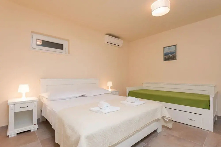 Room 2 of 25
