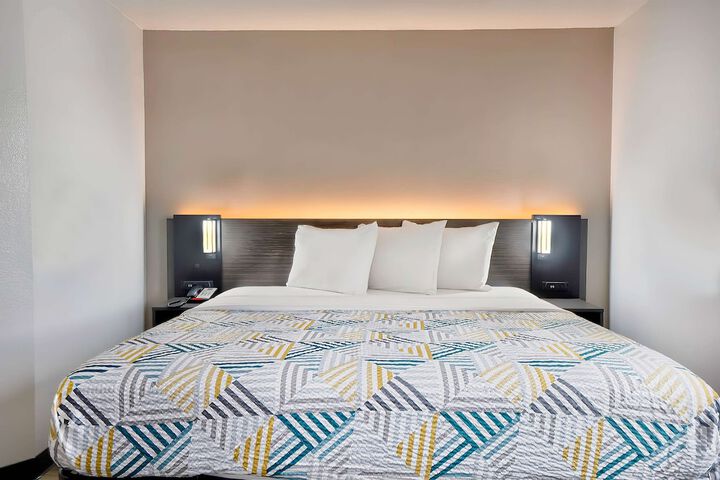 1 King Bed (8 of 10)