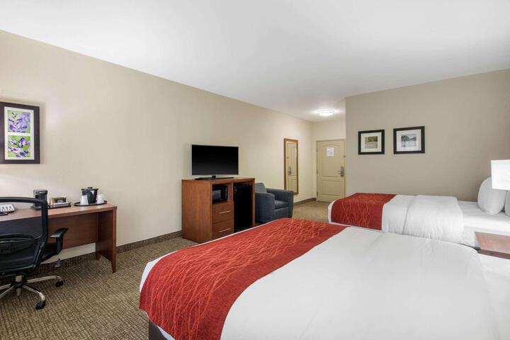 2 Queen Beds Mobility Accessible (8 of 10)