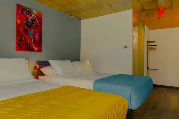 Room 4 of 8