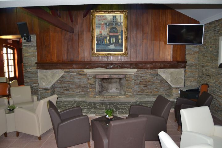 Lounge 41 of 48
