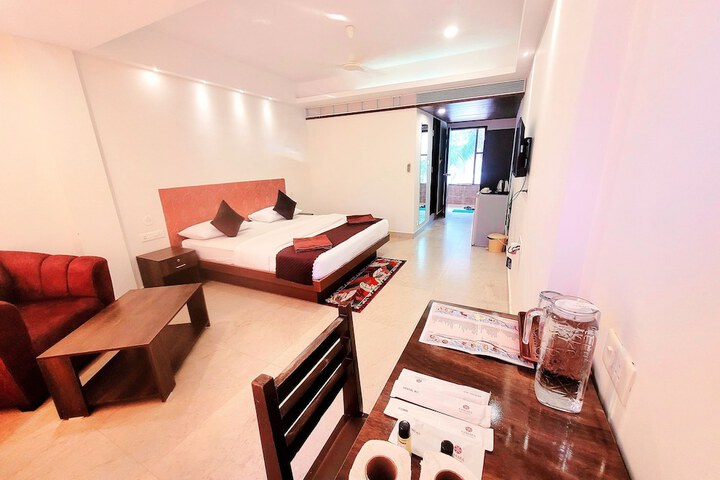 Room 4 of 9