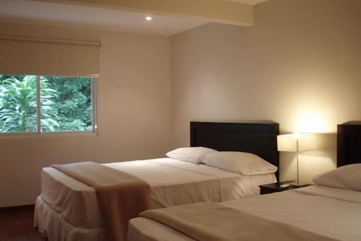 Room 4 of 16