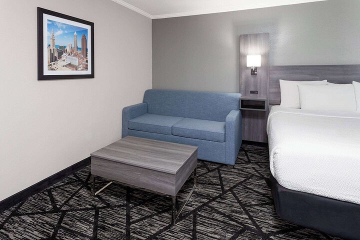 Deluxe King Bed (1 of 14)