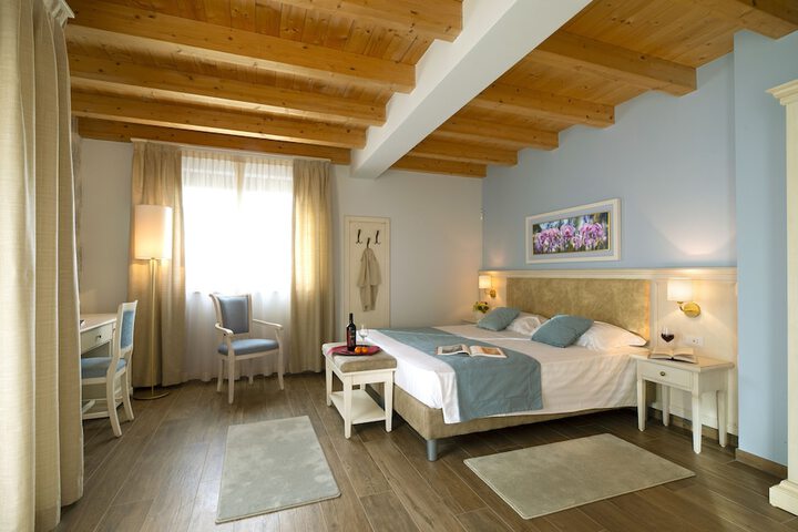 Room 10 of 97