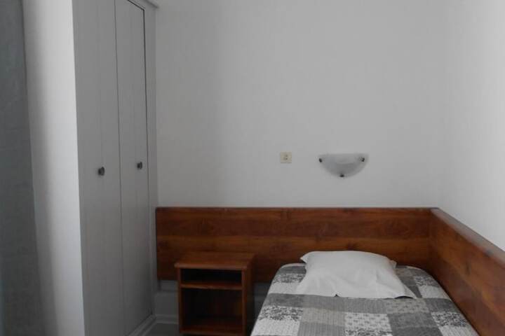 Room 8 of 28
