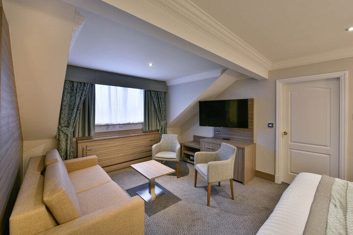 Room 32 of 100