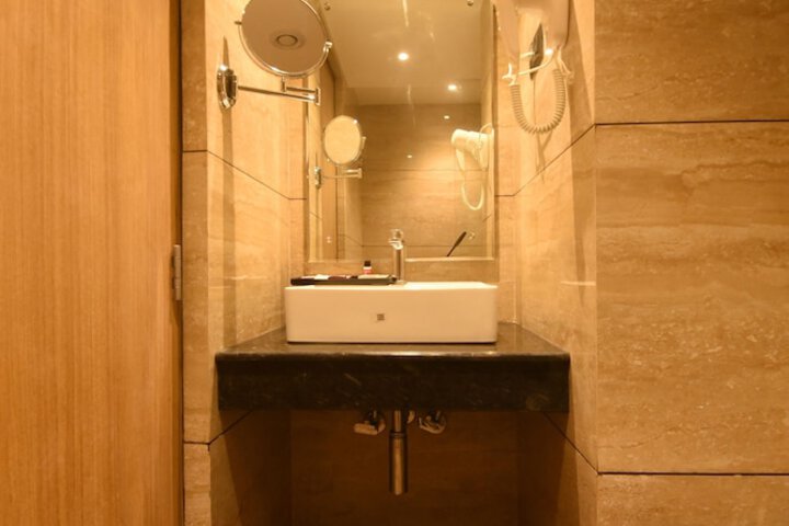 Room 15 of 38