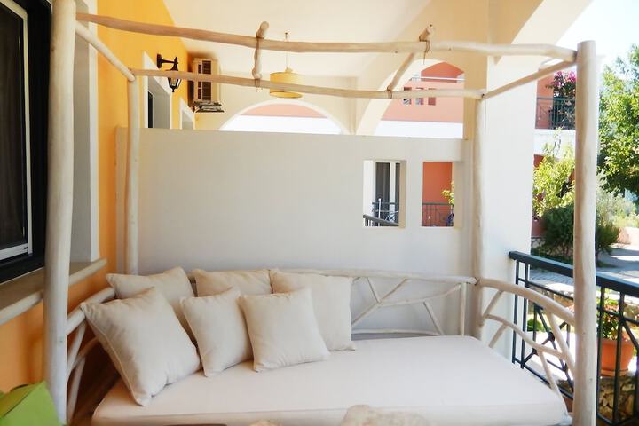 Room 2 of 37