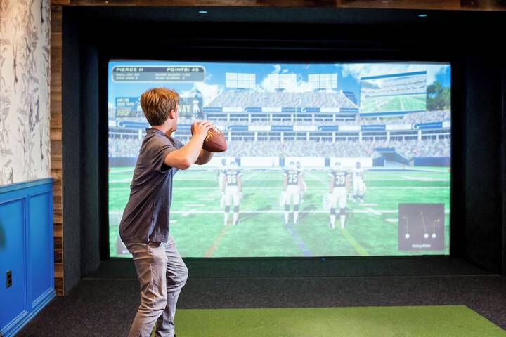 Indoor golf driving range