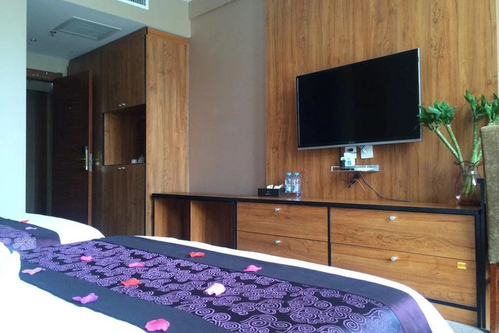Room 5 of 16