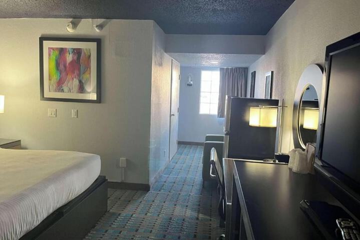 Room 6 of 12