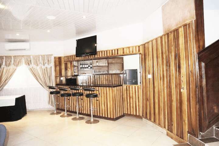 Lounge 26 of 42