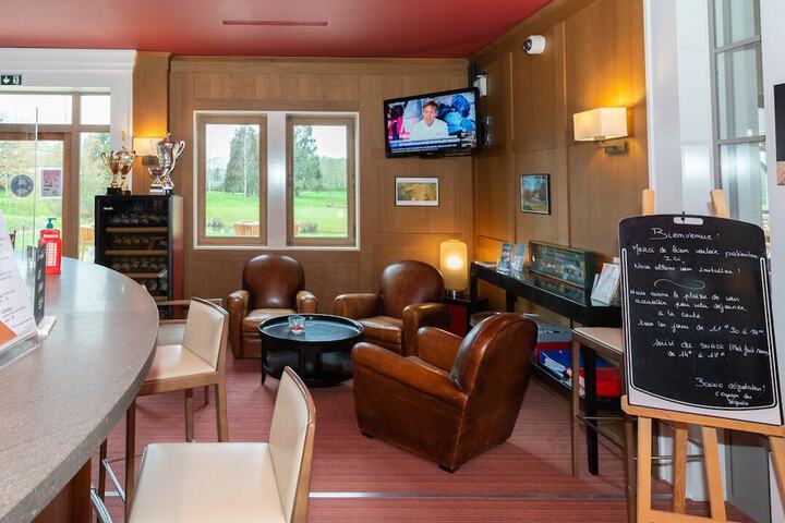 Lounge 53 of 62
