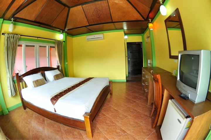 Room 8 of 158