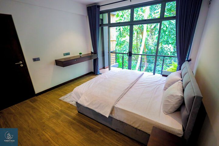 Room 12 of 28