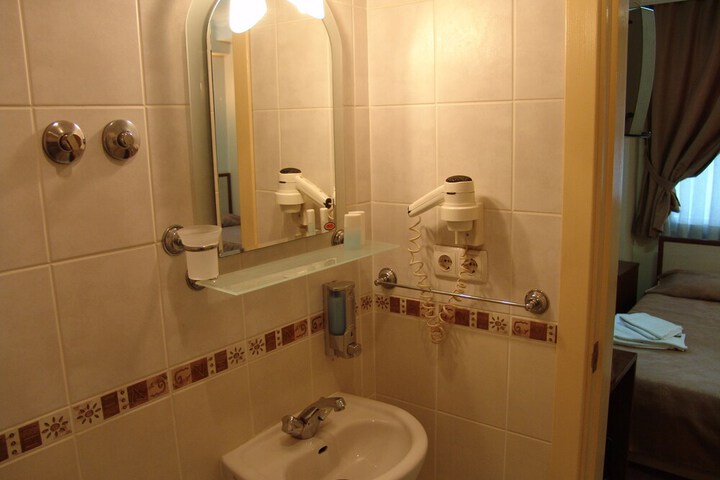 Room 15 of 28