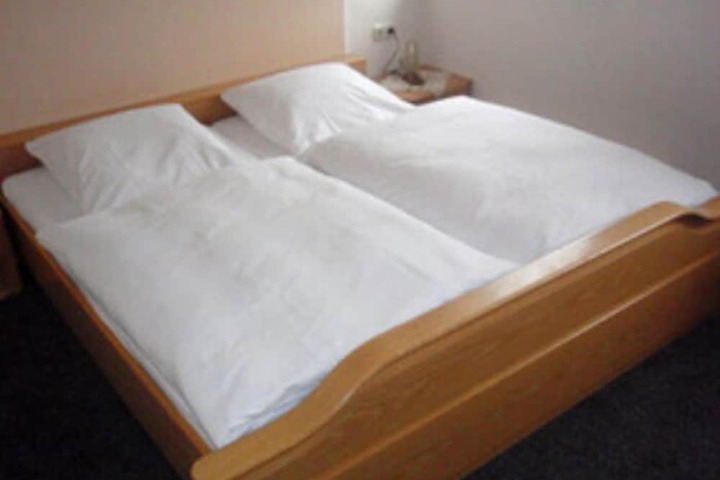 Room 4 of 8