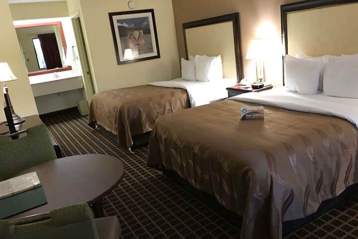 2 Queen Beds (1 of 9)