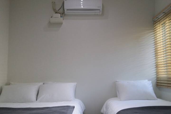 Room 27 of 76
