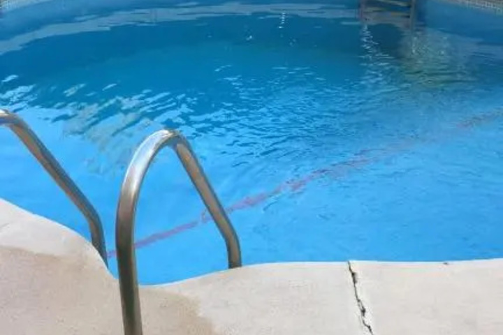Pool 2 of 4