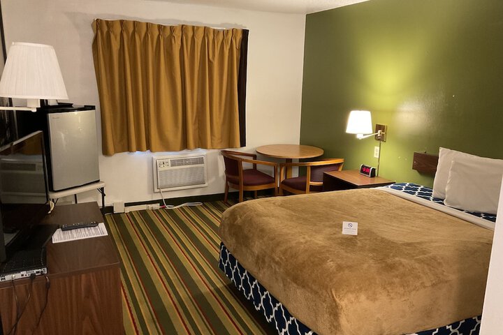1 Queen Bed (5 of 12)