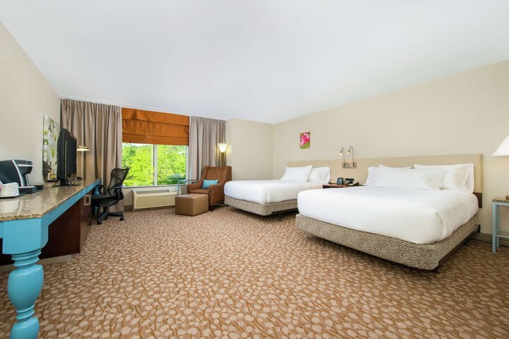 2 Queen Beds (6 of 8)