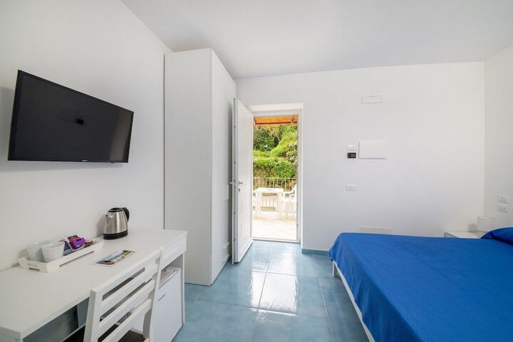 Room 4 of 33