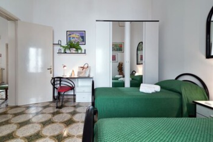 Room 12 of 27