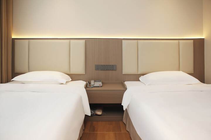 Room 8 of 30
