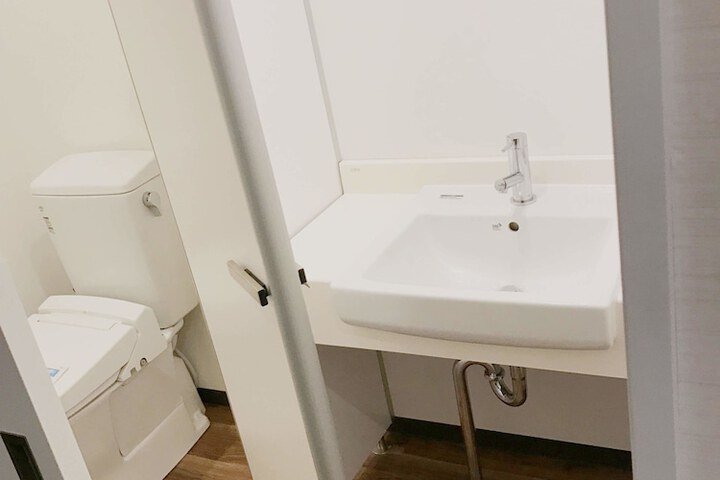 Room 17 of 27