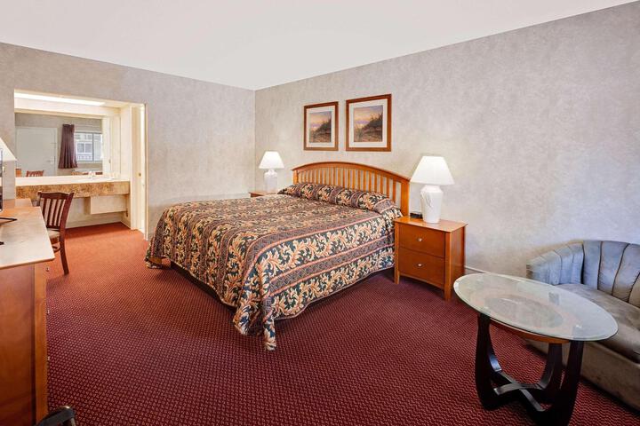 1 King Bed Deluxe Room (10 of 11)